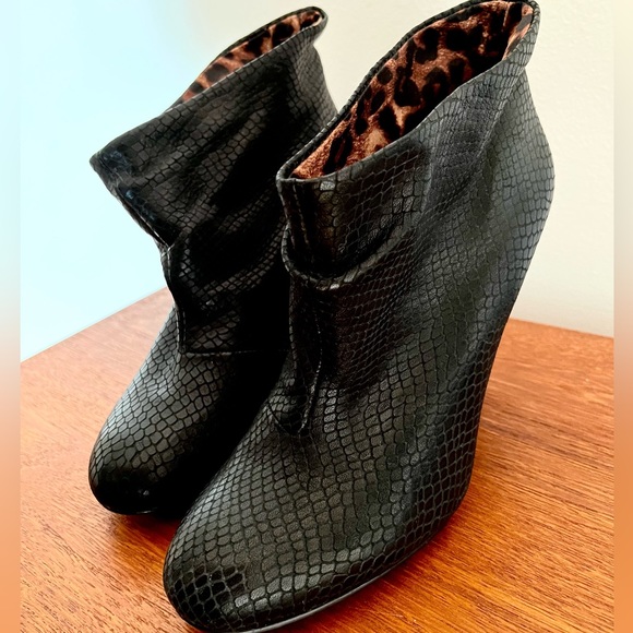 BETSY JOHNSON Slouch Bootie/Ankle Boot, Excellent Condition, Size 8M - Picture 6 of 13